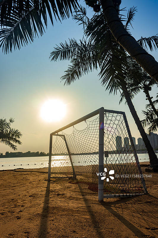 沙滩上的足球门与落日美景图片素材