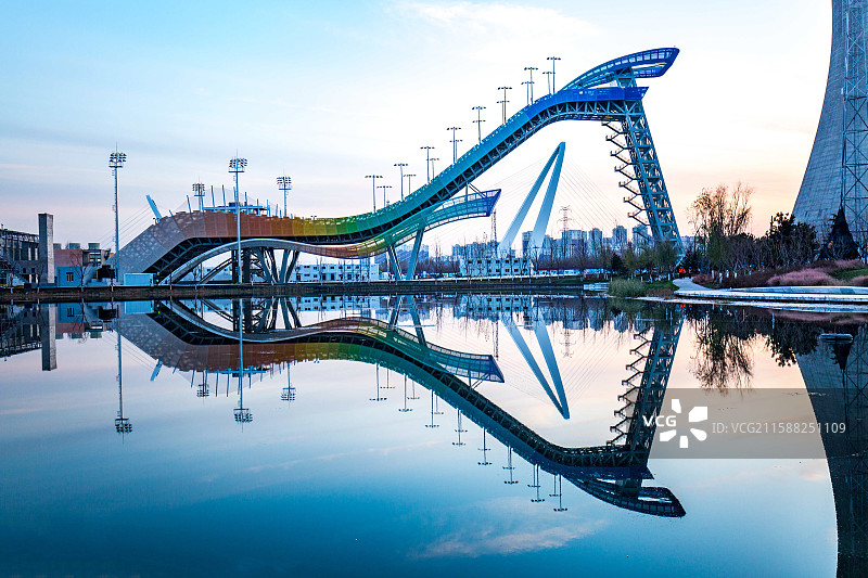 北京冬奥会首钢滑雪大跳台倒影图片素材