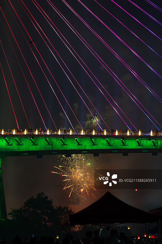 桥梁之上的璀璨烟花图片素材