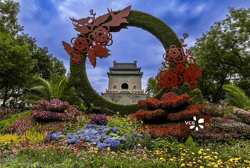 鲜艳的花坛与钟楼flowers and Bell Tower图片素材