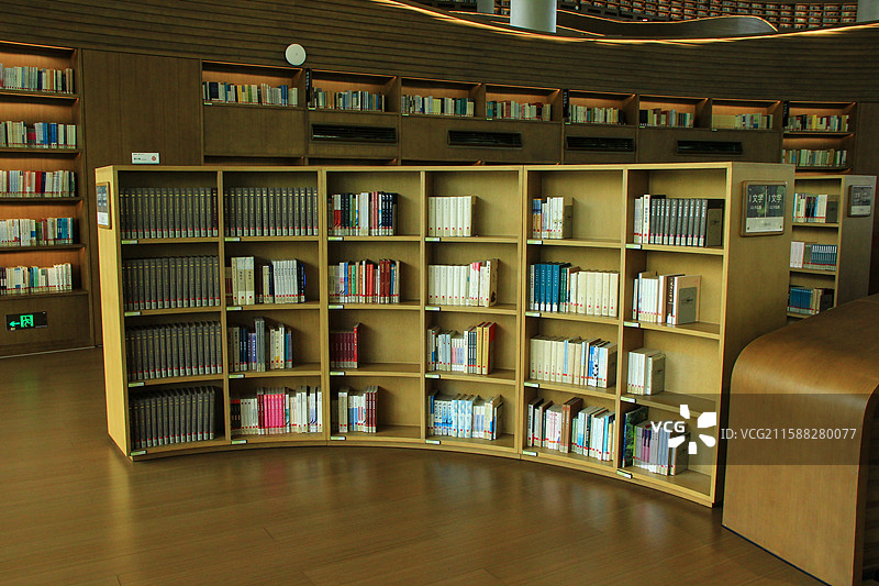 天府人文艺术图书馆摆放整齐的书架图片素材