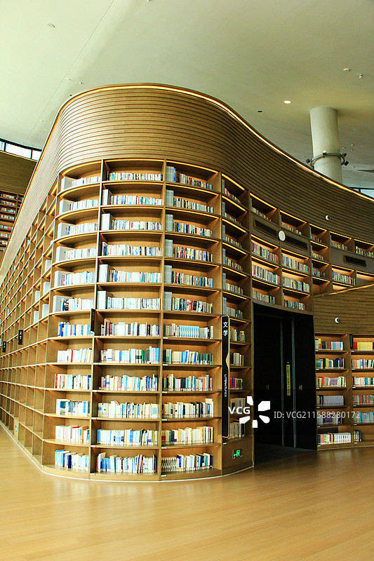 天府人文艺术图书馆摆放整齐的书架图片素材
