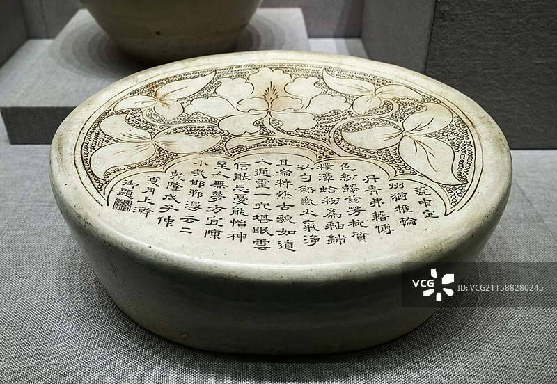 河津窑白釉珍珠地刻划折枝芍药纹腰圆枕 金朝 北京故宫博物院陶瓷馆（武英殿）图片素材