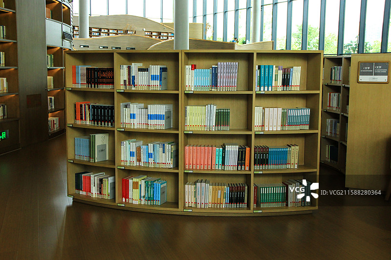 天府人文艺术图书馆摆放整齐的书架图片素材
