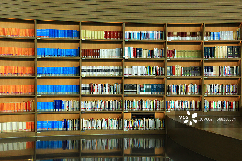 天府人文艺术图书馆摆放整齐的书架图片素材