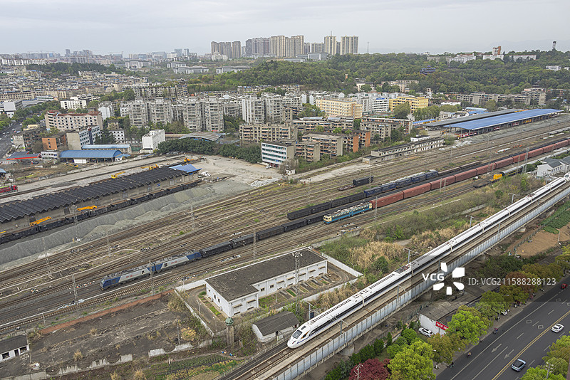 绵阳北站待发的货车，西成客运专线动车组列车通过绵阳北站图片素材