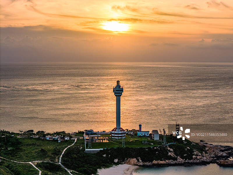 航拍夕阳下的文昌木兰湾和木兰灯塔美景图片素材