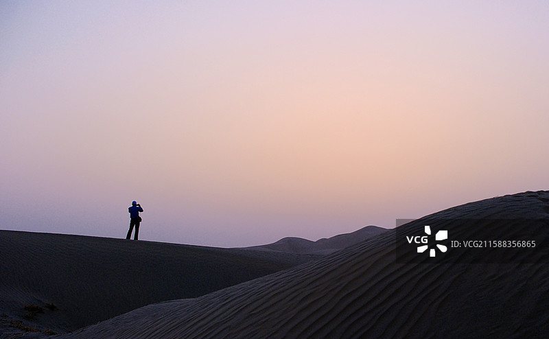 夏日新疆巴音郭楞且末县塔中镇塔克拉玛干沙漠腹地穿越沿途傍晚踏沙风景图片素材