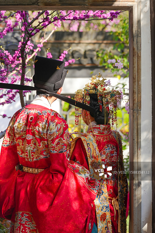 春天南京莫愁湖公园一对新婚夫妻身穿汉服拍摄婚礼照片图片素材