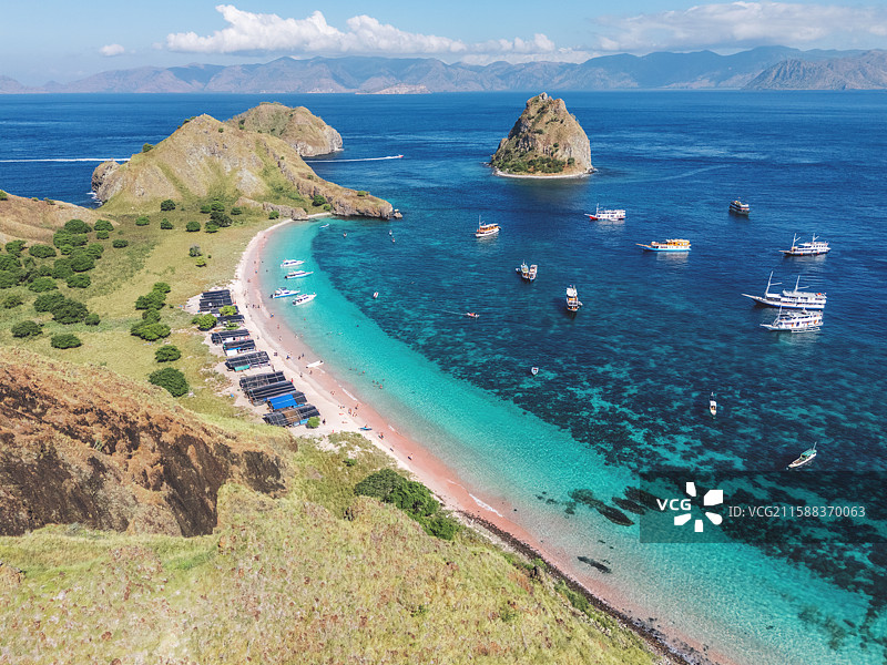 印尼科莫多岛帕达尔岛上的粉色沙滩航拍图片素材