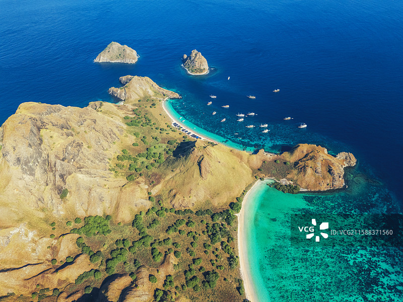 印尼科莫多岛帕达尔岛上的粉色沙滩航拍图片素材