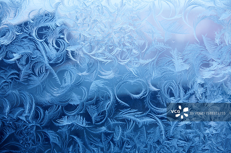 玻璃上的冰花特写，抽象图案素材背景，冬季室内，寒冷低温，玻璃窗冰窗花图片素材