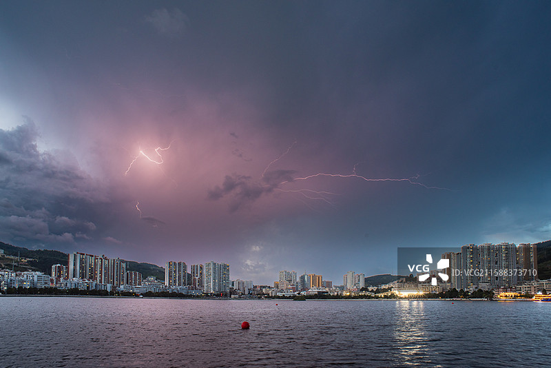 云南省红河州个旧市金湖上空乌云密布，黑云压城，电闪雷鸣。图片素材