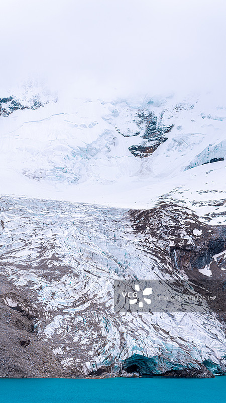 吉楚椎柯雪山冰川湖图片素材