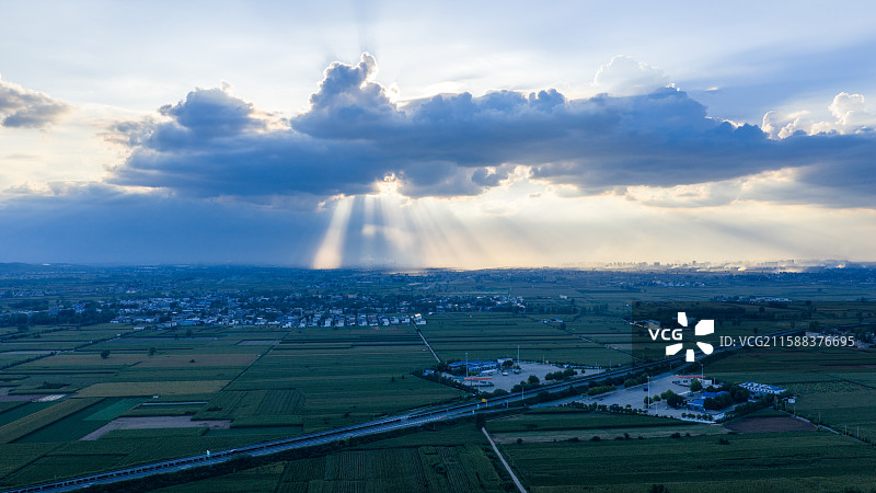 河南省平顶山汝州市焦唐高速汝州服务区附近平原农村农田风景图片素材