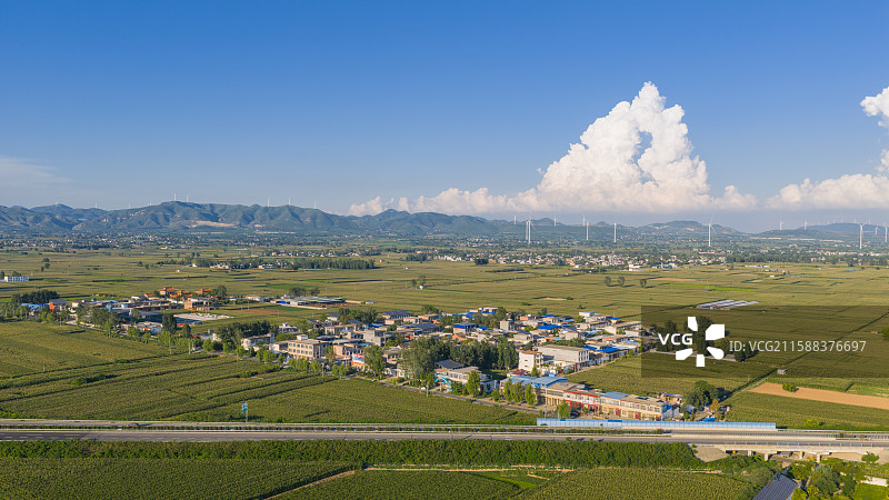 河南省平顶山汝州市焦唐高速汝州服务区附近平原农村农田风景图片素材