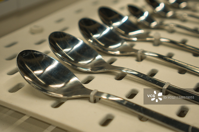摆列整齐的不锈钢勺子图片素材