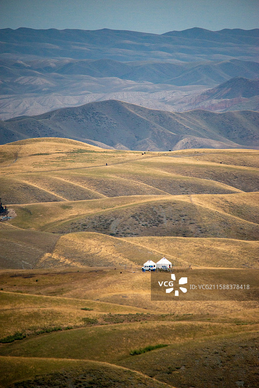 鹿角湾风景区草原竖构图的风光图片素材
