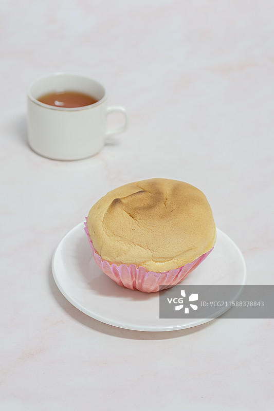 大理石台面上的红茶和金黄色的蛋糕图片素材