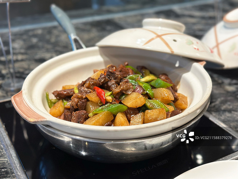 新鲜出炉的特色萝卜闷牛肉牛腩现代化酒店自助餐厅上新菜色特色小吃美食背景图片素材