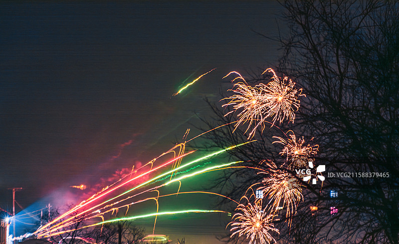 过年除夕夜燃放的烟花图片素材