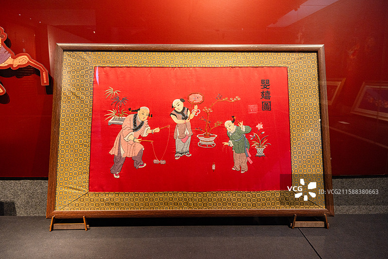 深圳龙岗文博展览馆展示20世纪80年代仿制的文物京秀戏婴图图片素材