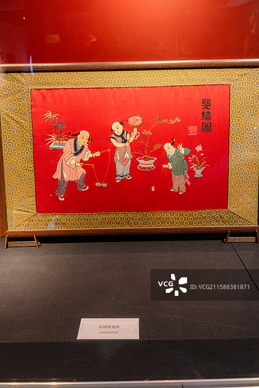 深圳龙岗文博展览馆展示20世纪80年代仿制的文物京秀戏婴图图片素材