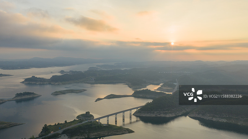 清晨日出朝霞下的湖北省十堰市丹江口水库316省道辽沟大桥二道河大桥风景图片素材