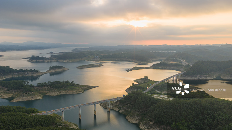 清晨日出朝霞下的湖北省十堰市丹江口水库316省道辽沟大桥二道河大桥风景图片素材