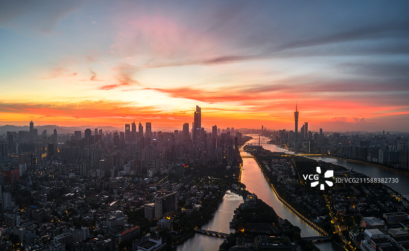 航拍漫天朝霞火烧云天空下的广州珠江新城、广州塔、二沙岛图片素材