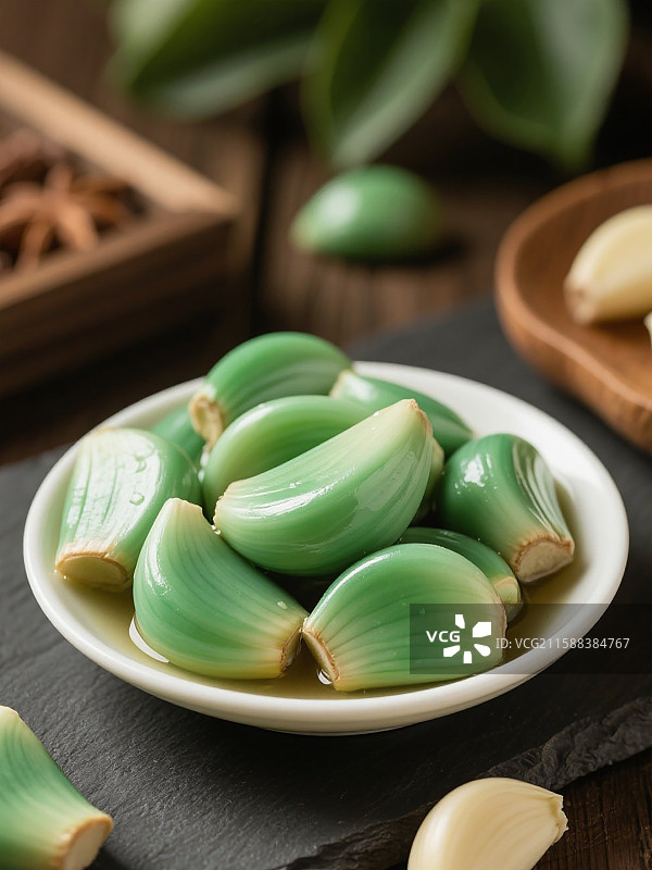 腊月初八腌制的翠绿色的腊八蒜图片素材