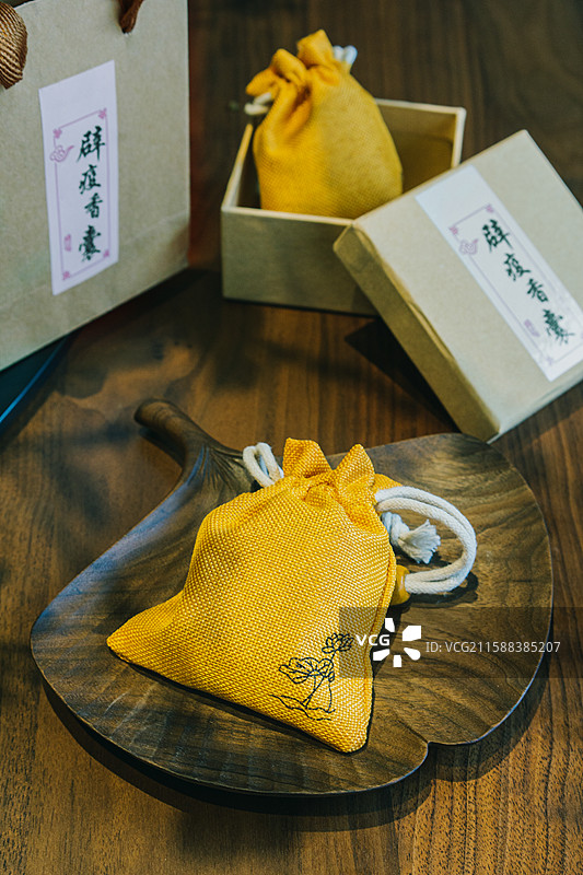 中式背景下的中药抗疫防病驱虫香囊图片素材