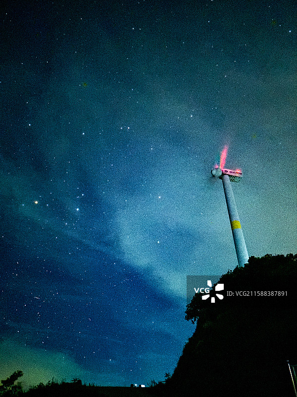 广东清远阳山八界山中星星的低角度视图图片素材