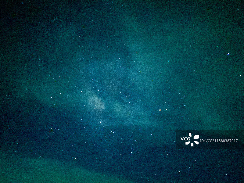 广东清远阳山八界山夜空中星星的低角度视图图片素材