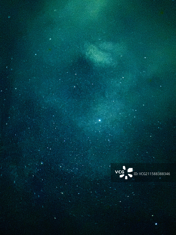 广东清远阳山八界山夜空中星星的低角度观察图片素材