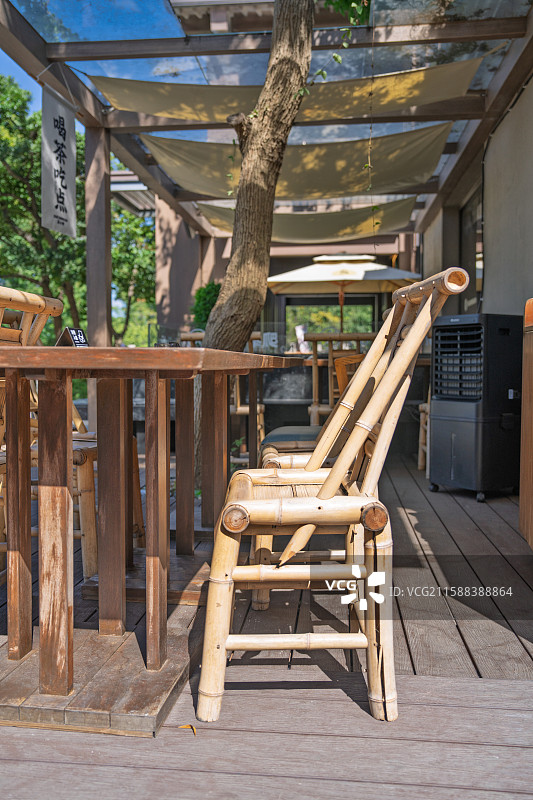 阳光下庭院里的竹椅图片素材