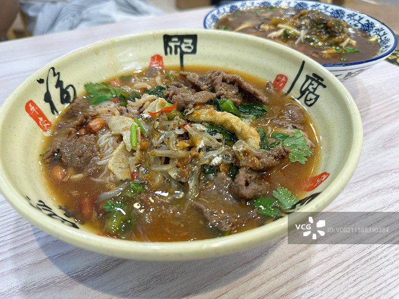 木质桌子上一碗海南特色酸粉小吃海南粉一碗陵水酸粉美食菜谱背景图片素材