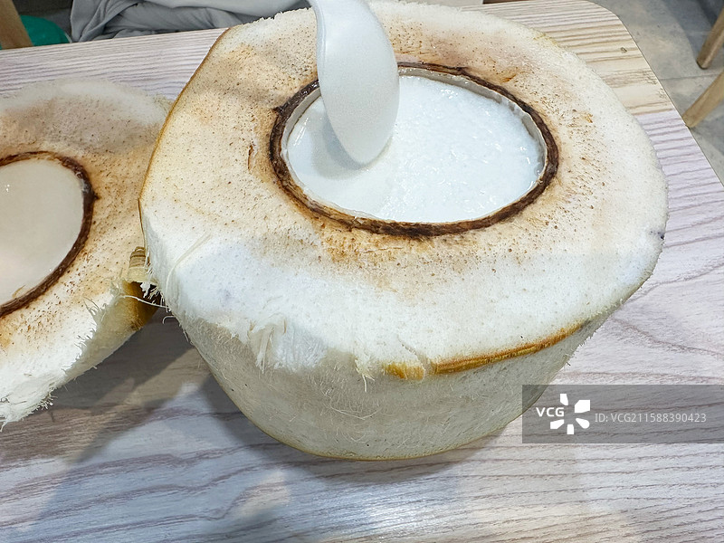木质桌上一个椰子冻的高角度视图海南三亚特色小吃美食背景菜谱图片素材