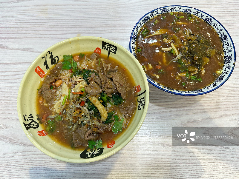 木质桌子上一碗海南特色酸粉小吃海南粉一碗陵水酸粉美食菜谱背景图片素材