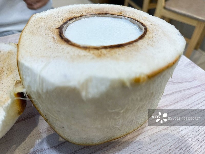 木质桌上一个椰子冻的高角度视图海南三亚特色小吃美食背景菜谱图片素材