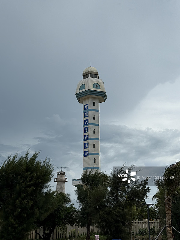 广东湛江 南极村灯楼角 新旧灯塔合影图片素材