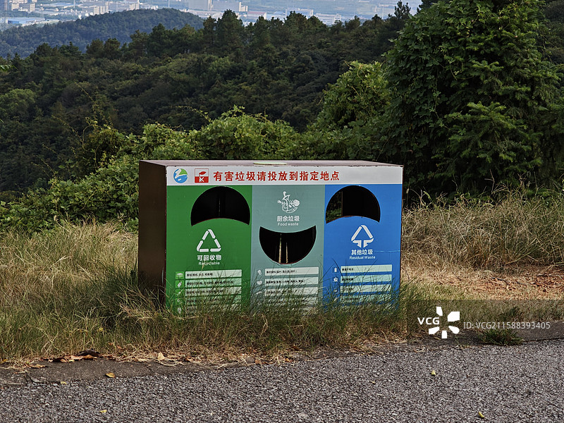 微笑垃圾桶图片素材