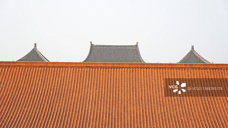 城门楼顶和黄色屋瓦图片素材