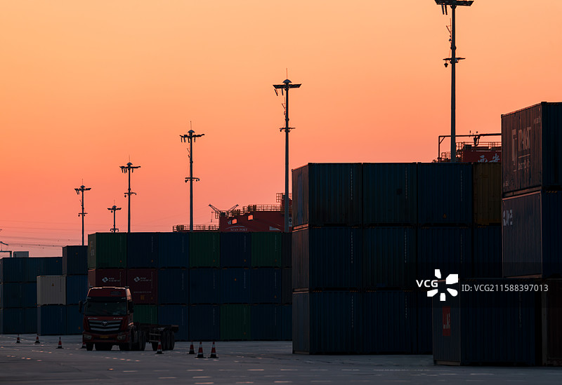 港口集装箱的日暮剪影图片素材