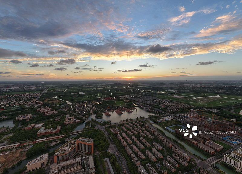 航拍夕阳下的日落时上海松江广富林文化遗址全景及周边建筑物对天的高角度视图城市景观图片素材