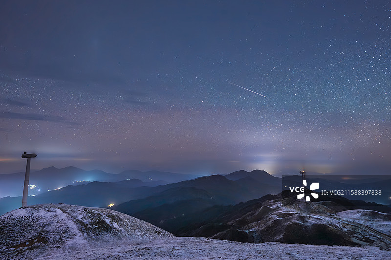 融水苗族自治县尧告牧场的雪景流星星空。太震撼了。图片素材