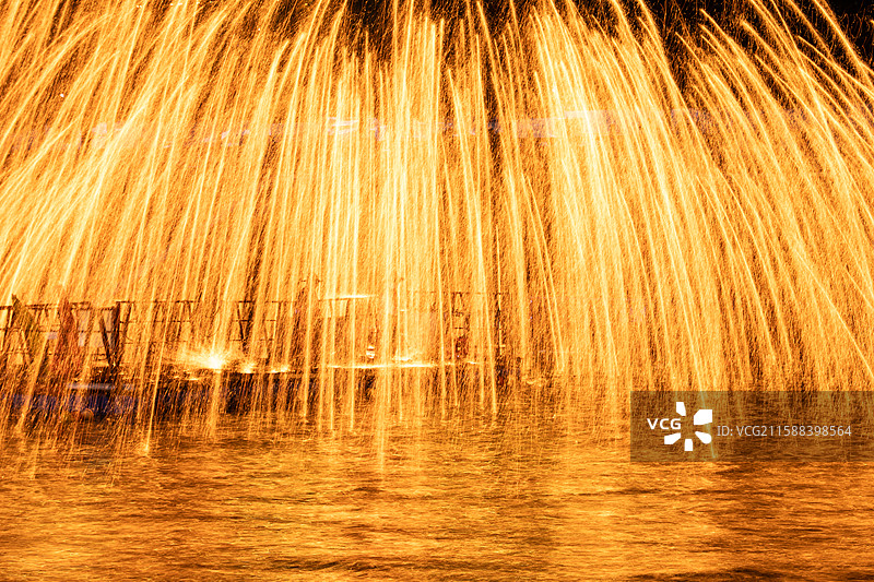 湖北宣恩仙山贡水旅游区打铁花表演图片素材