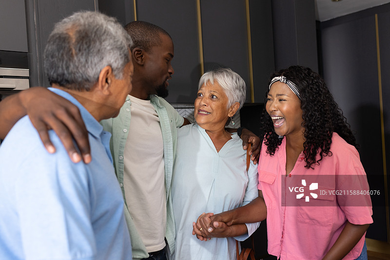 家庭聚会，跨代群体微笑分享快乐时光图片素材