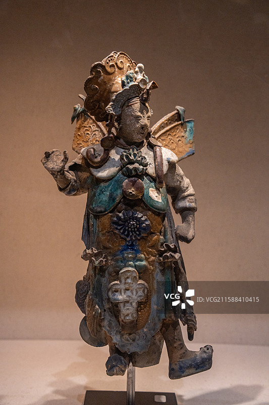 广州粤剧艺术博物馆展示的清代石湾窑戏曲人物陶塑图片素材