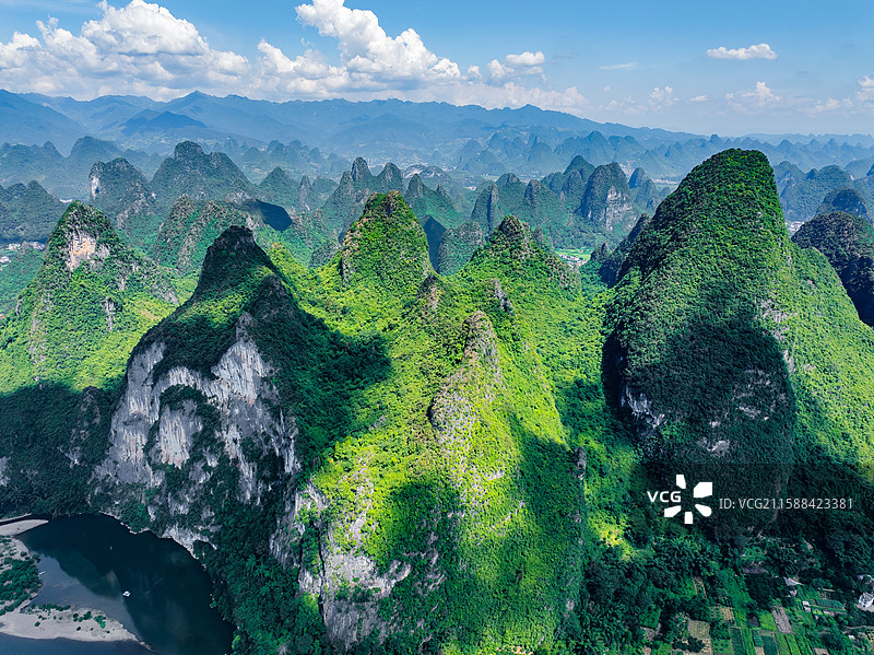 广西桂林喀斯特地貌峰林、漓江、蓝天白云航拍视角风光图片素材